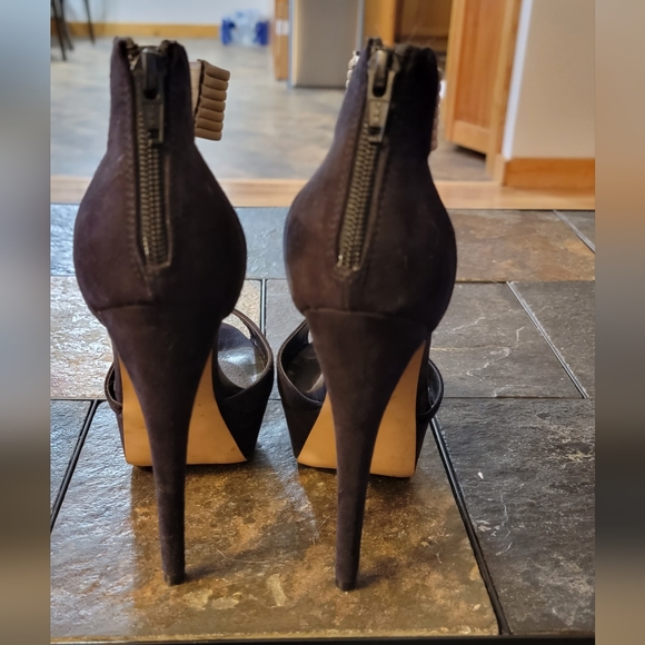 Also heels - Picture 2 of 4